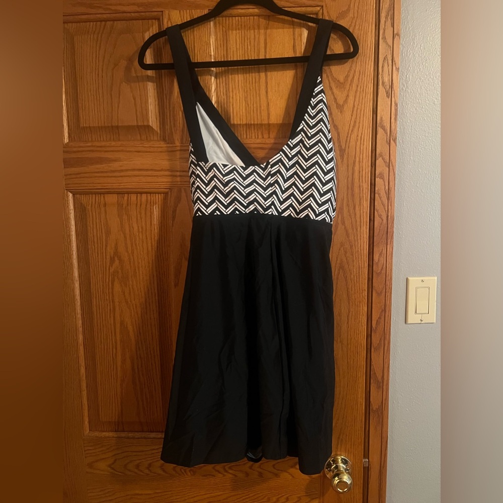 NWT swim dress, size 24W, lined cups, black and white.  Shore Club swim suit - Picture 2 of 6
